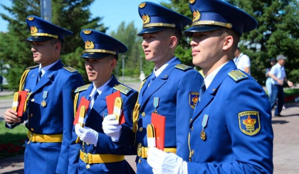 Казахстан присвоит отличникам военных вузов звание