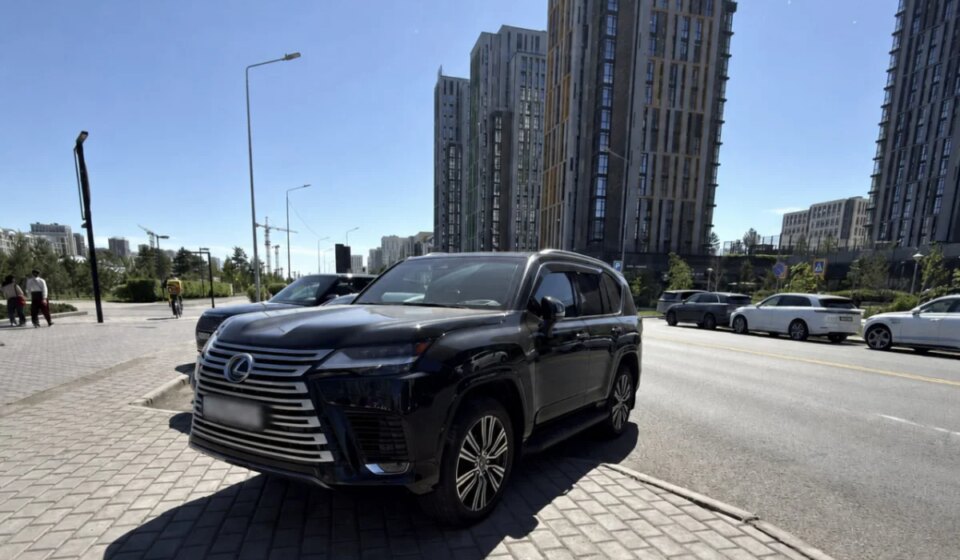 Полиция Астаны наказала водителя Lexus за парковку