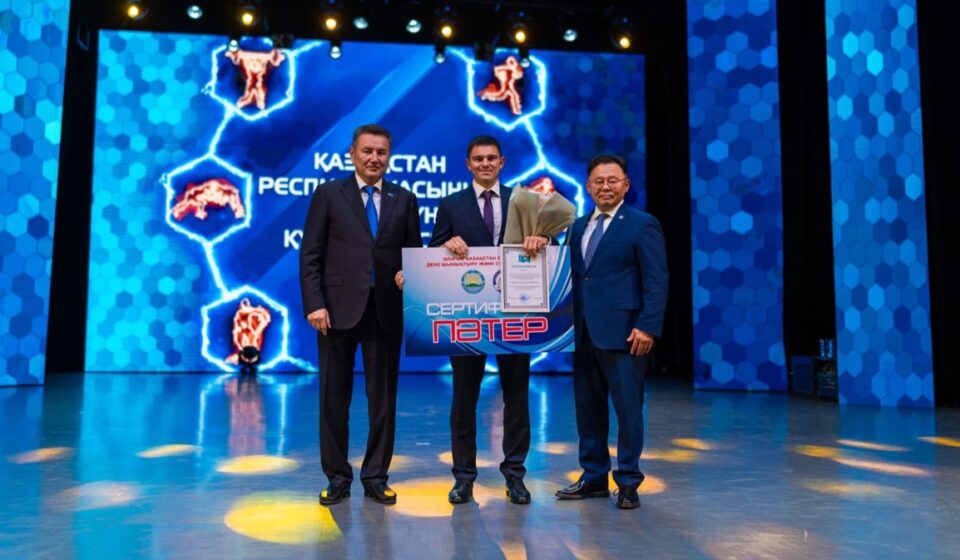 В ВКО чемпионам и тренерам вручили квартиры